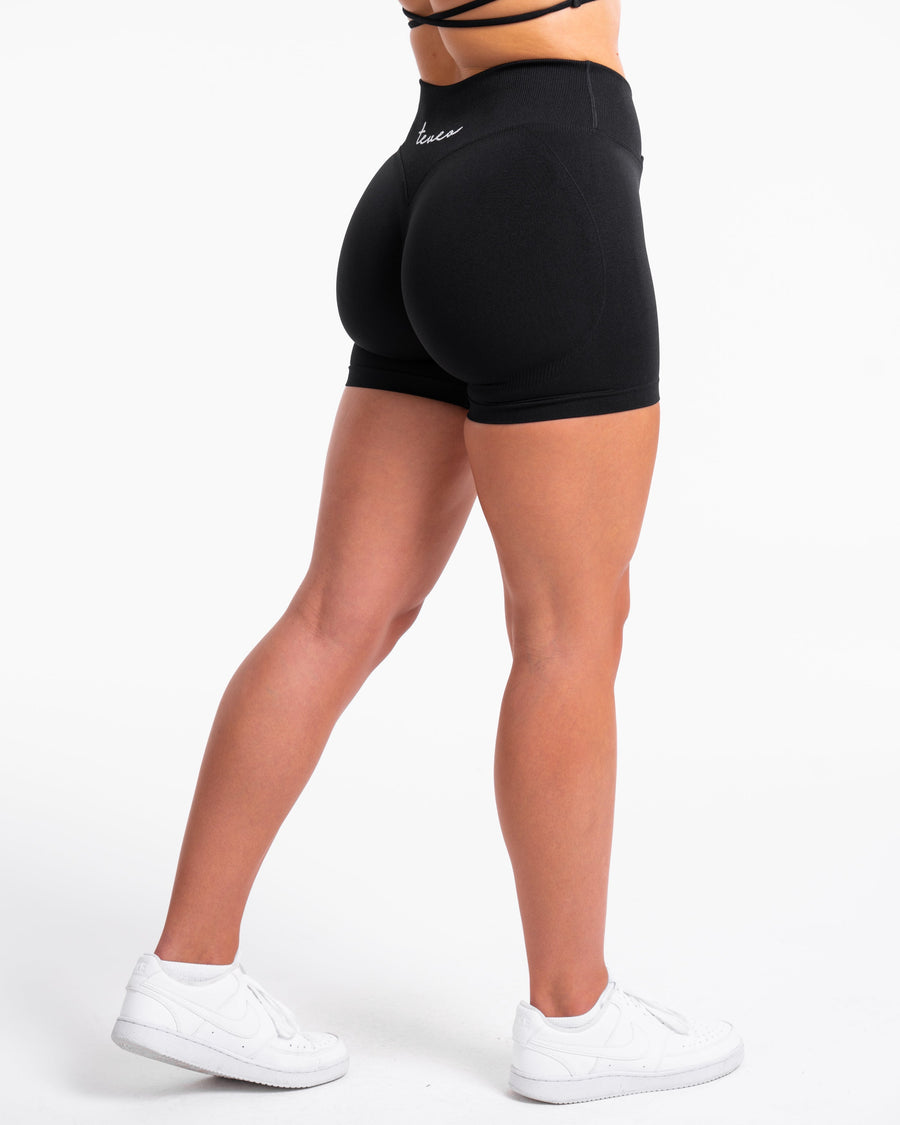 Fearless V-Shape Covert Scrunch Shorts "Schwarz"